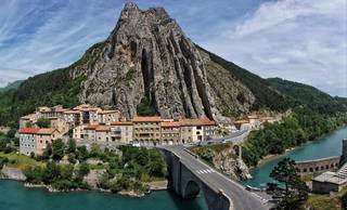 Die charmante Stadt Sisteron in Südfrankreich mit ihrer imposanten Zitadelle und der Alpensilhouette im Hintergrund.