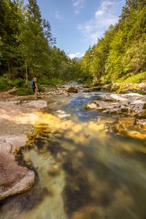 Majestätischer Triglav-Gipfel inmitten des Triglav-Nationalparks, umgeben von malerischer Natur und imposanten Berglandschaften.