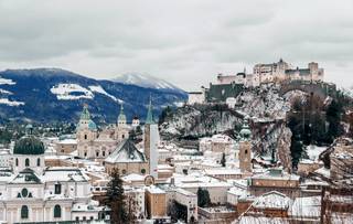 Eine malerische Ansicht der Altstadt von Salzburg mit den imposanten Festungsbauten im Hintergrund.