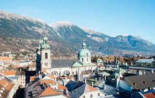 Ein beeindruckendes Bild von Innsbruck mit den majestätischen Alpen im Hintergrund.