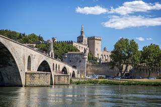 Die malerische Saint-Bénézet-Brücke in Avignon, Frankreich, über die Rhône.