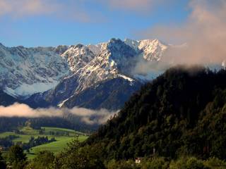 Österreichische Berge in Tirol im winterlichen Sonnenschein.