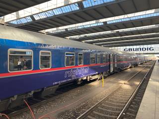 Hochauflösende Aufnahme des ÖBB Nightjet in München Hauptbahnhof bei Nacht.
